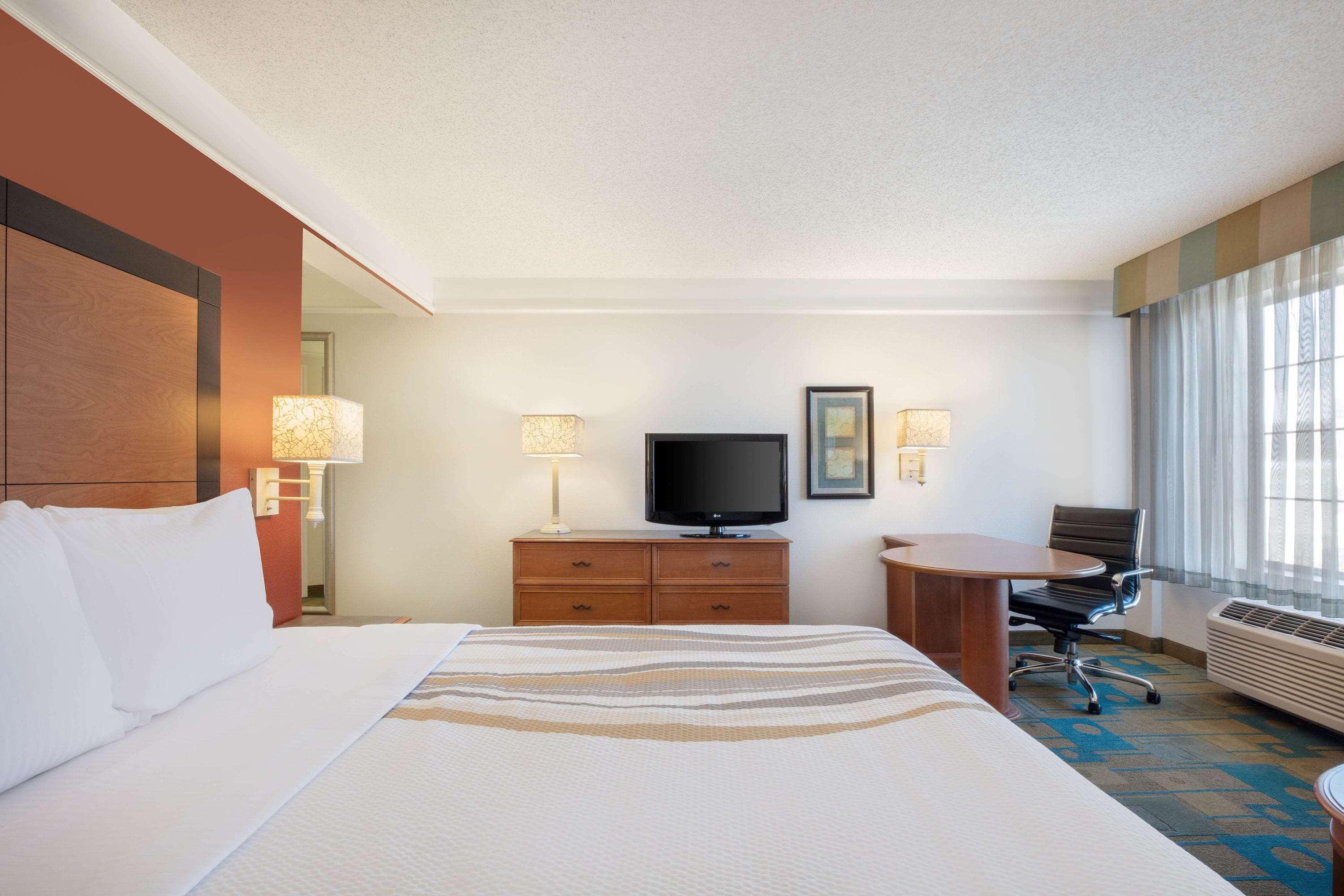 La Quinta And By Wyndham, Hotel
