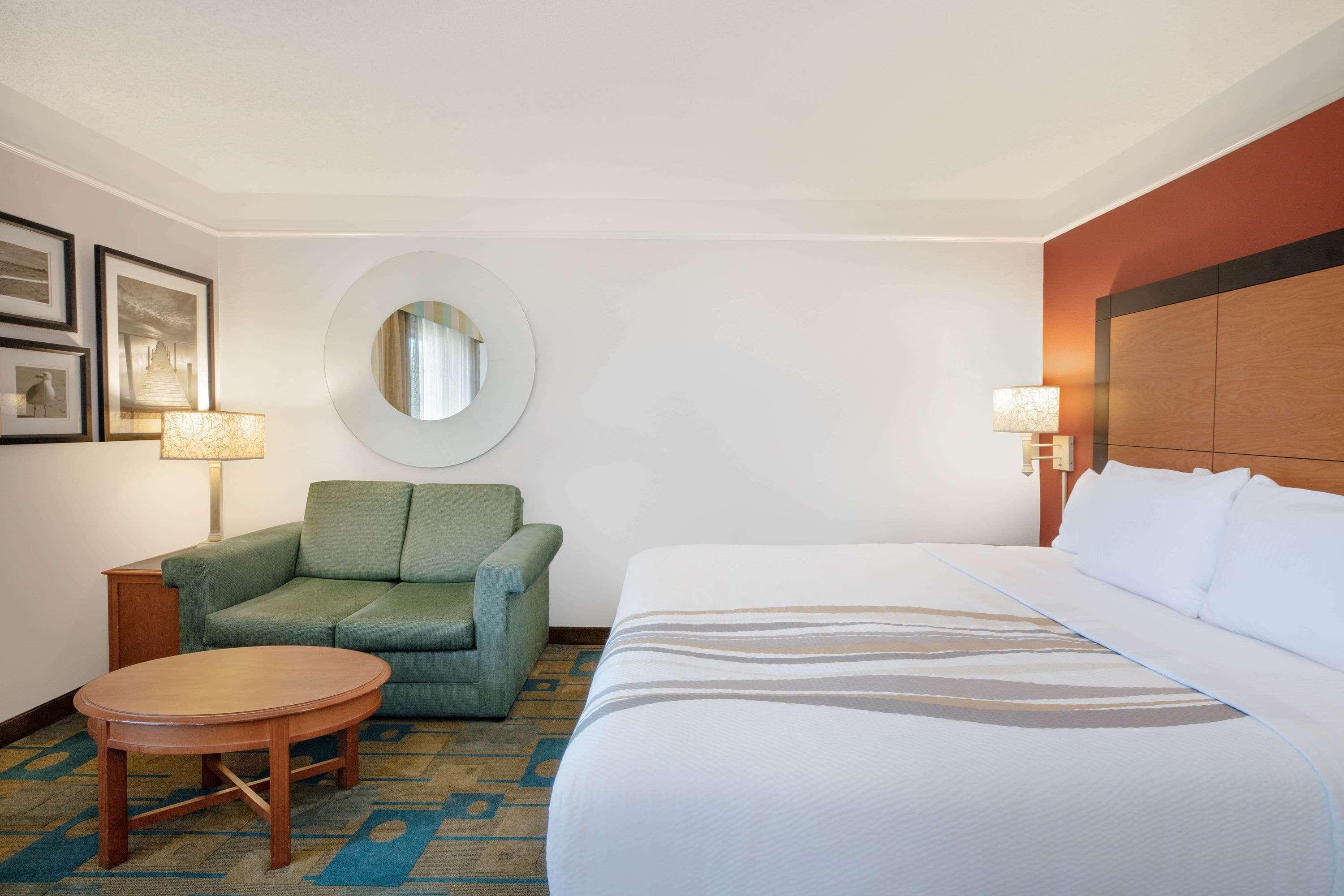 La Quinta And By Wyndham, Hotel