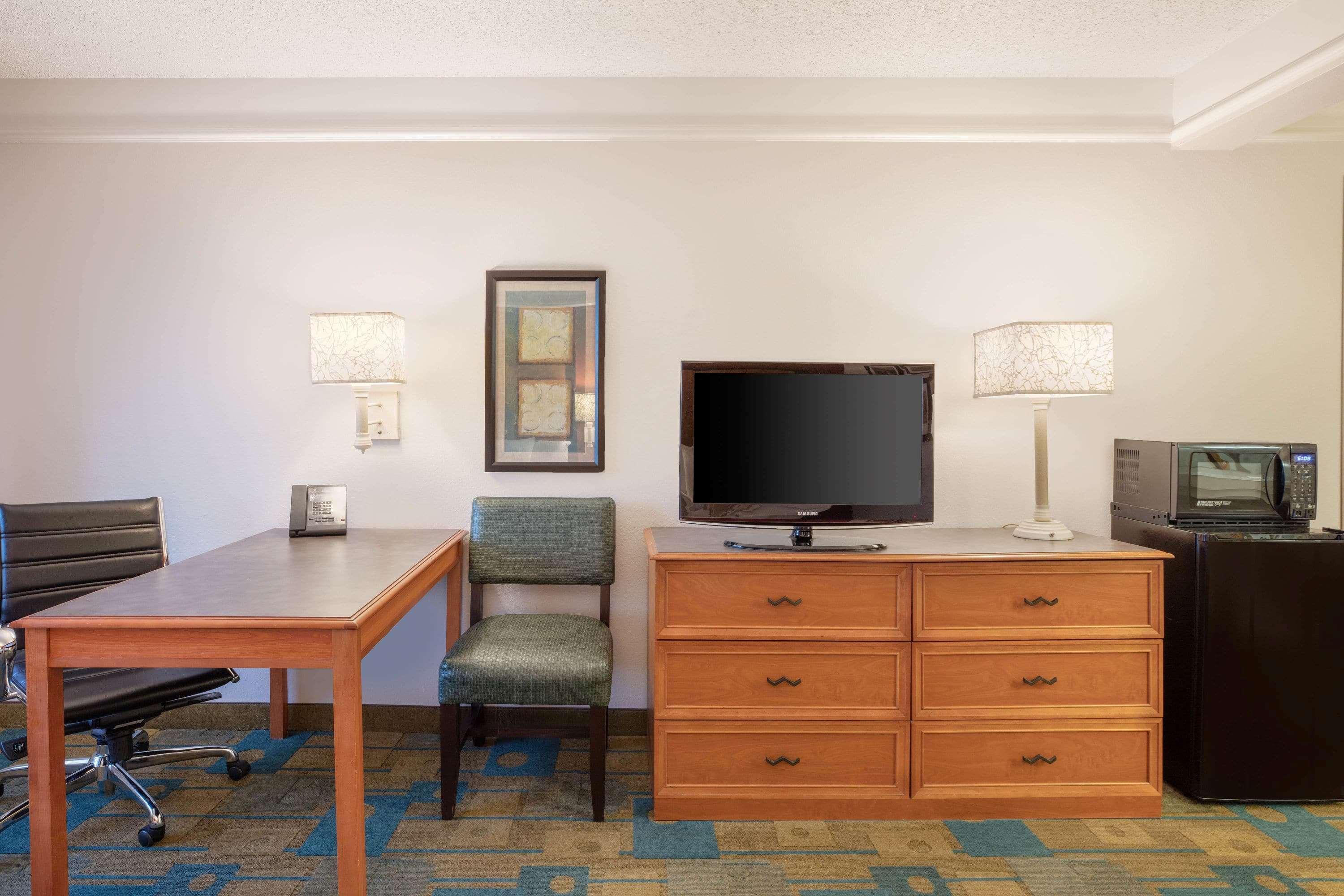 La Quinta And By Wyndham, 3*