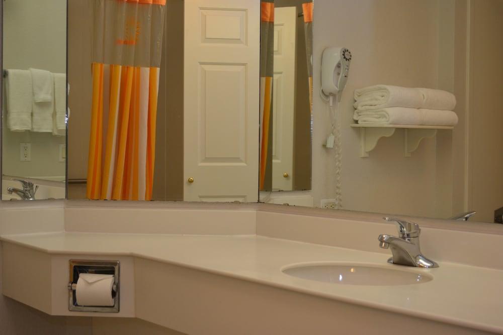 La Quinta And By Wyndham, 3*